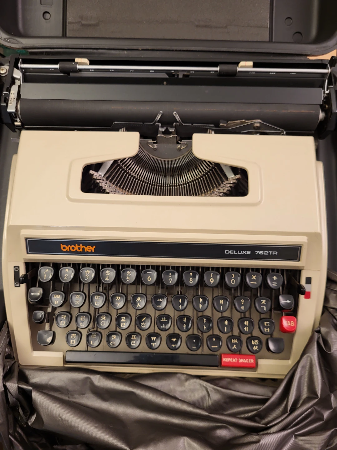 Brother Deluxe 762TR Typewriter with Case - photo 3