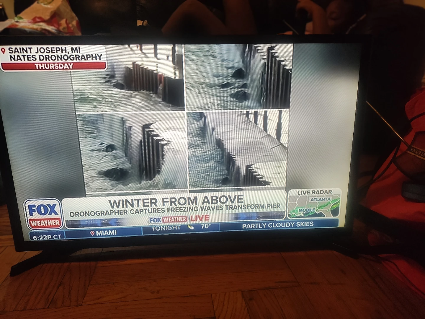#Cleanout SAMSUNG 32 INCH HD 720 TV Used - photo 2