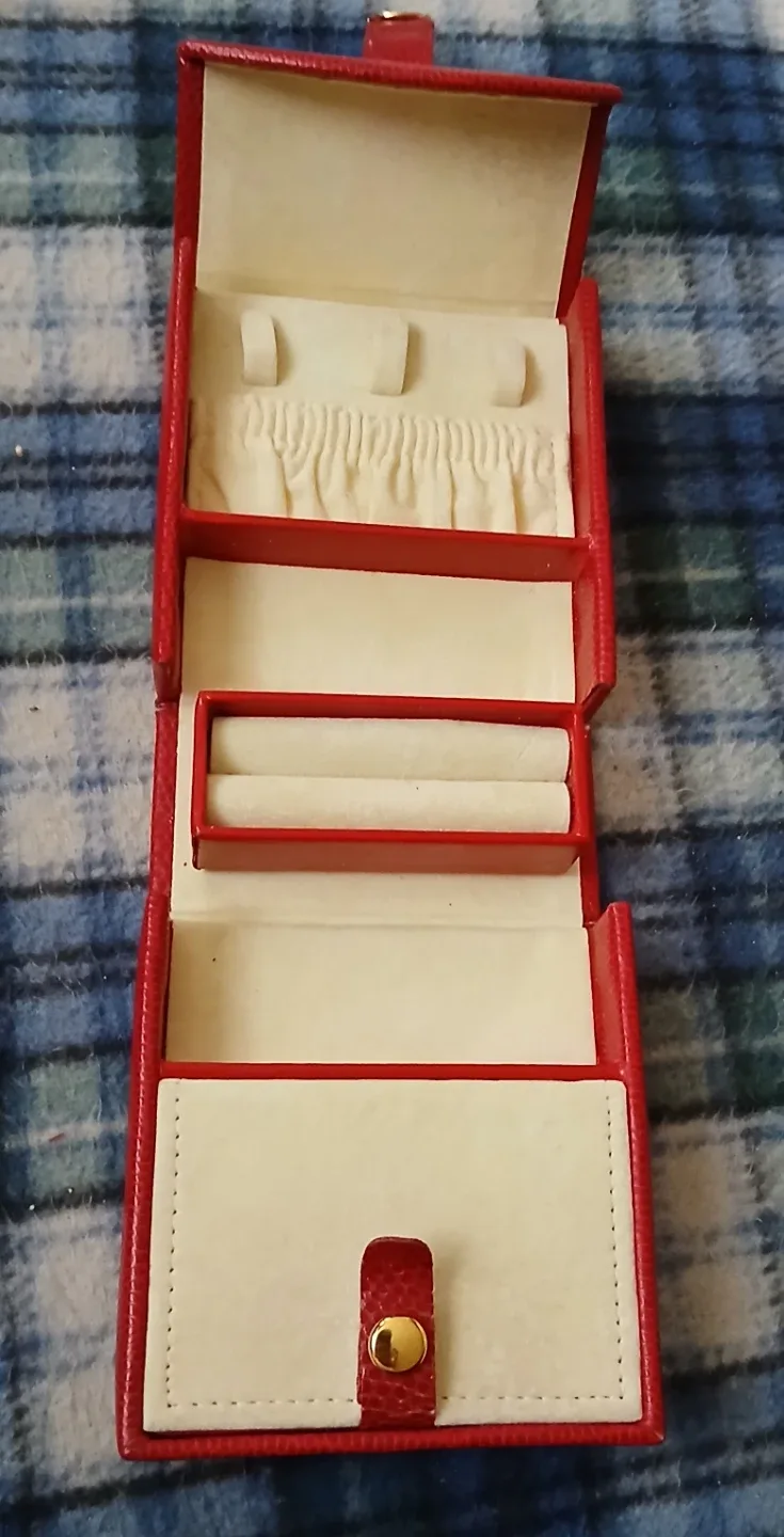 Vintage Red Jewelry Travel Case image indicator(2)