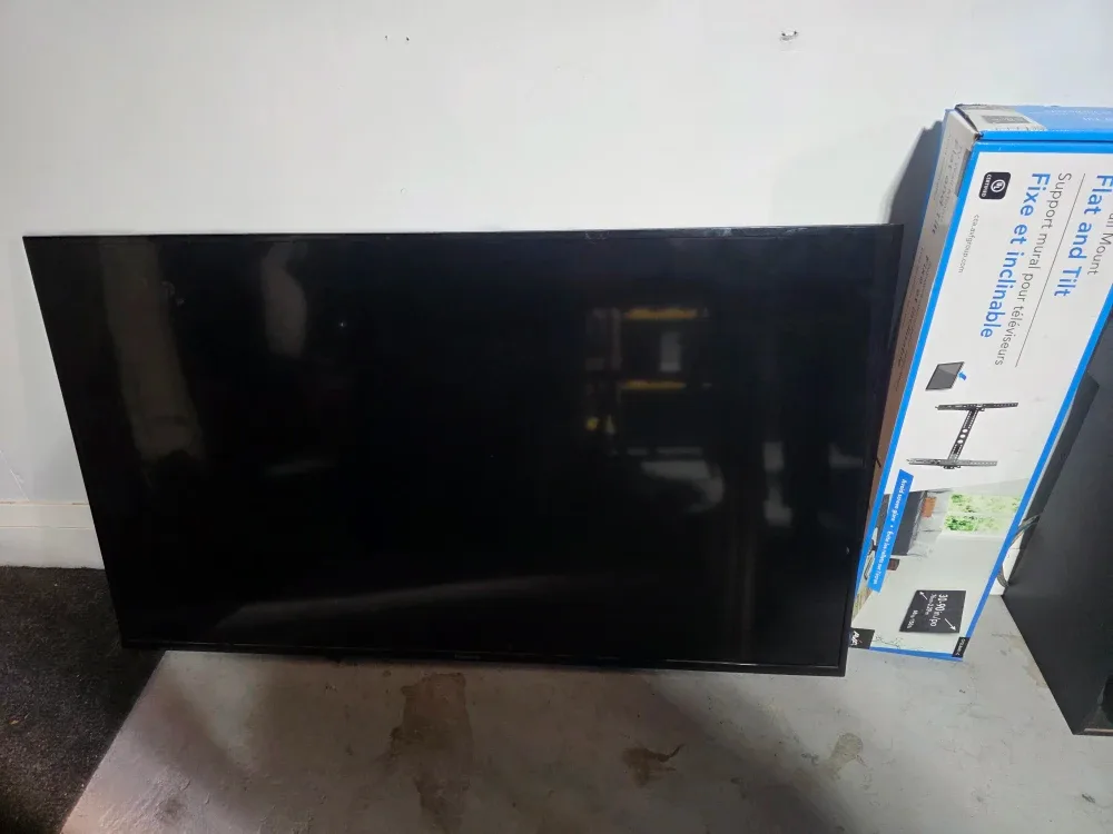 50inch TV+ Xbox Series X 1TB SSD Console Bundle image indicator(2)