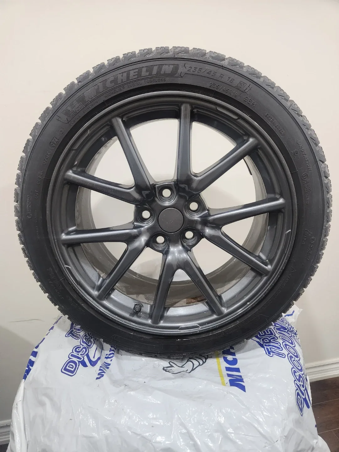 Michelin x-icesnow tires 235/45R18 image indicator(2)