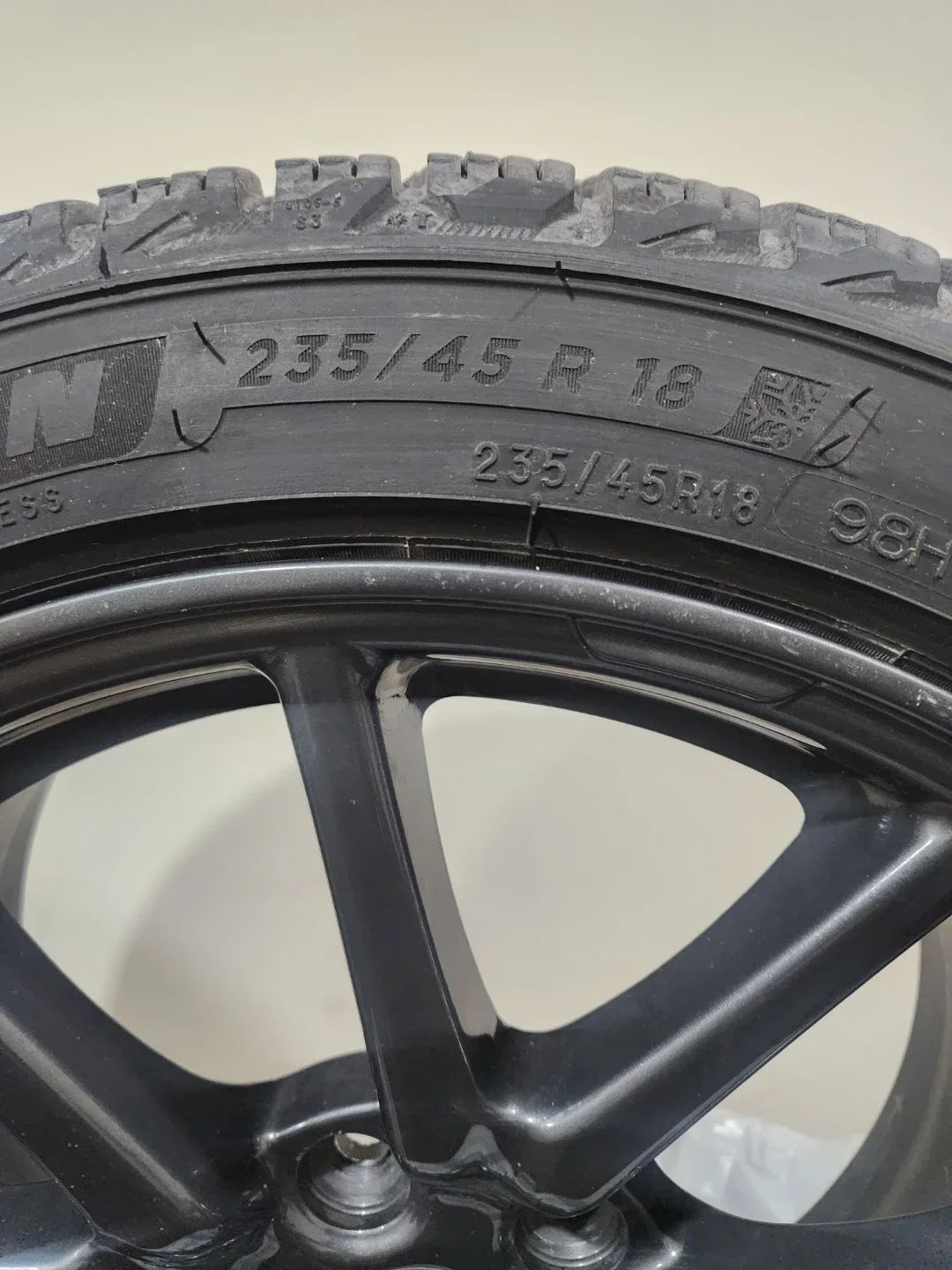 Michelin x-icesnow tires 235/45R18 image indicator(3)