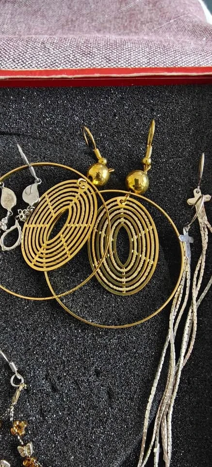 Selling 6 Pairs of Earrings – Pre-loved & Stylish! - photo 2