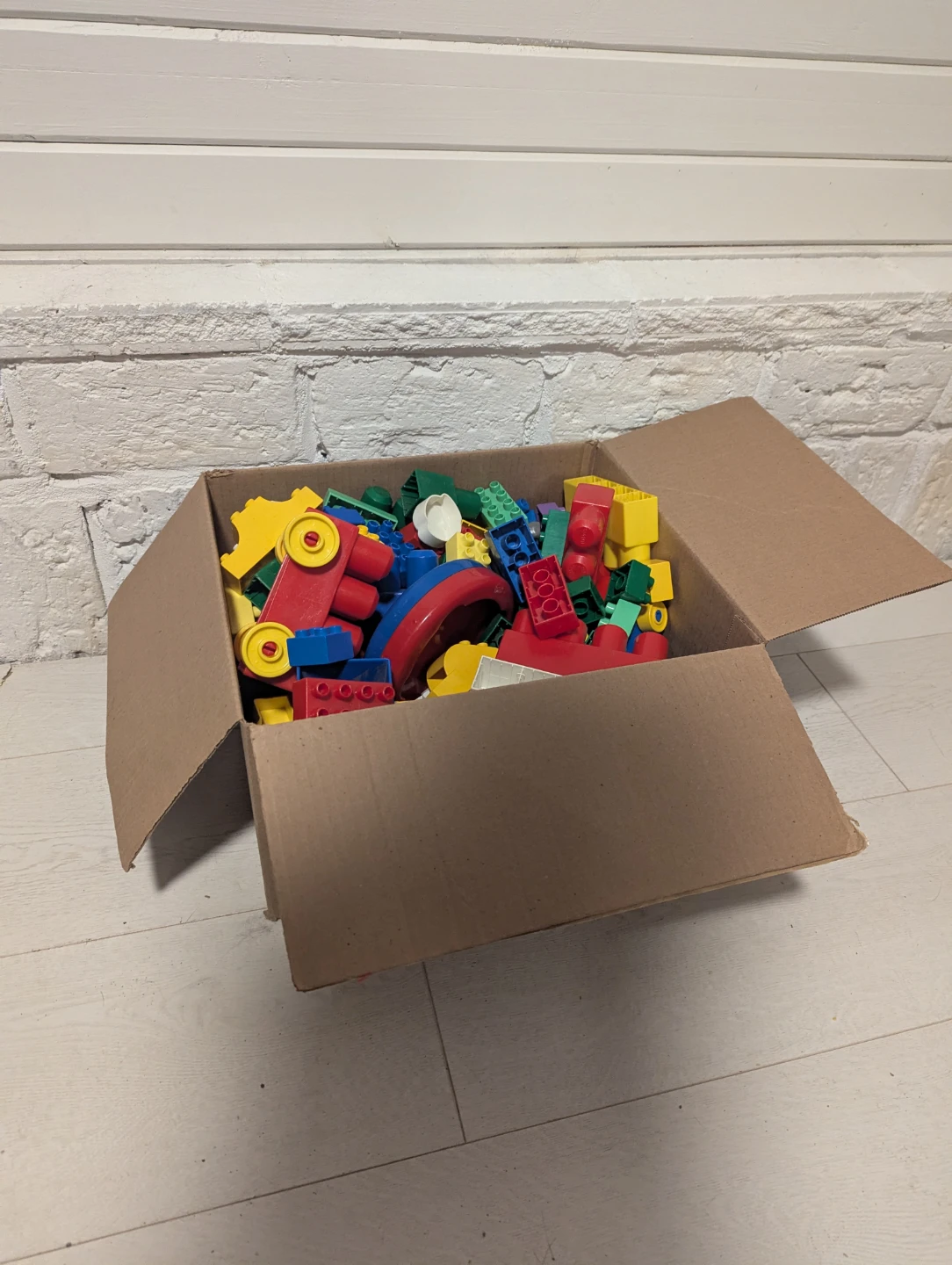 Box of Assorted Duplo blocks from late 80s / early 90s