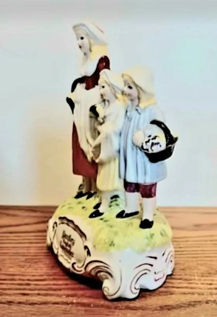 Vtg.Warrillow England Lavender Yardley Figurine image indicator(3)