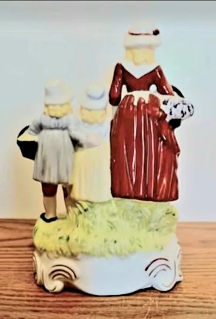 Vtg.Warrillow England Lavender Yardley Figurine image indicator(4)