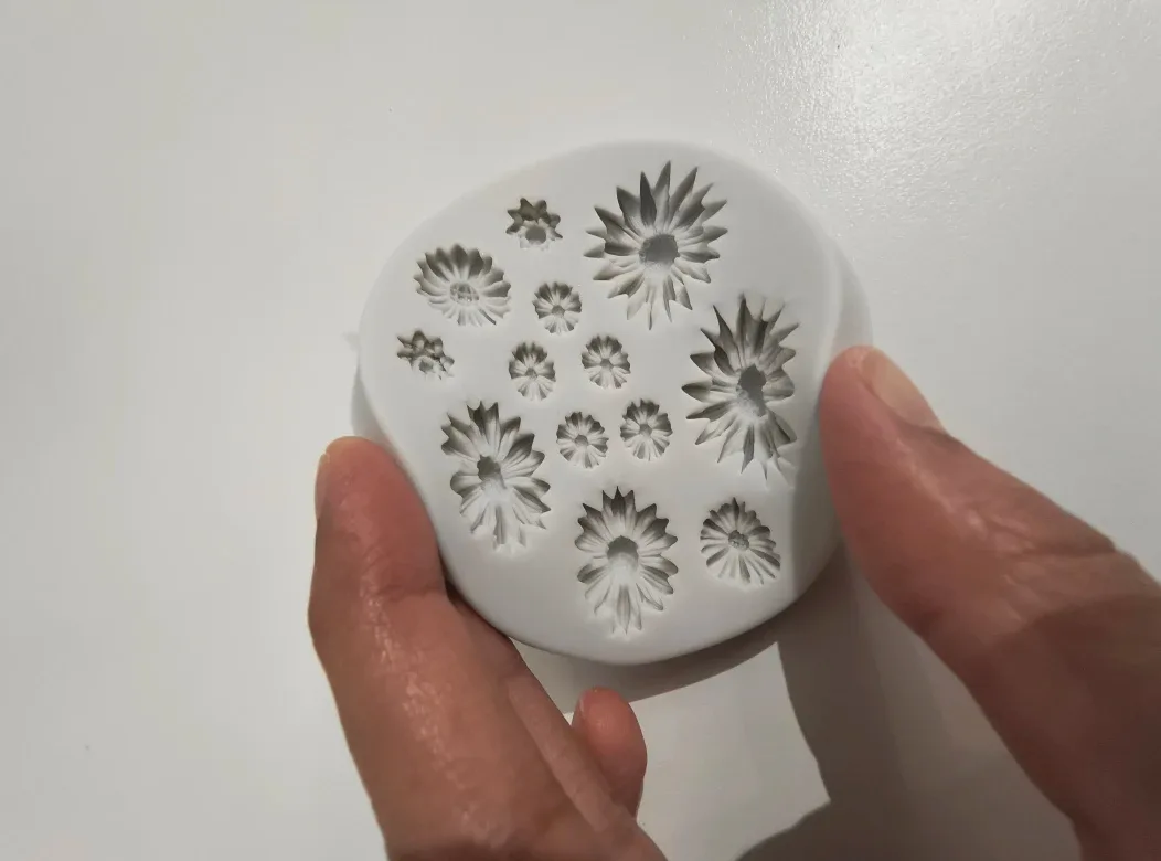 Flower Silicone Mold - Baking & Crafts image indicator(2)