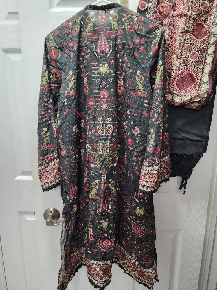 New Khaadi embroidered 3-Piece lawn Suit - Size 10 image indicator(9)