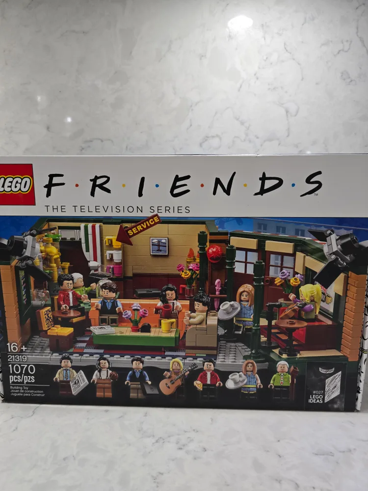 LEGO Friends Central Perk Set 21319 - 1070 Pieces