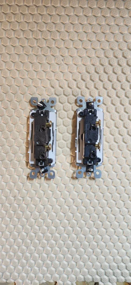 Leviton 15amp, 120/227 V Rocker Single-Pole switches image indicator(2)