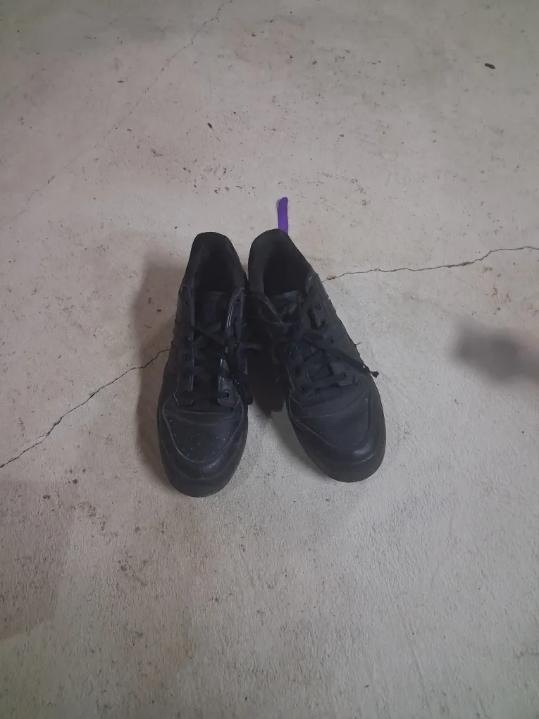 aduddas  black shoe  good for hight school student