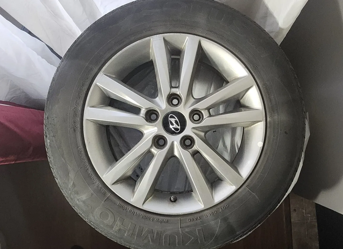 Hyundai 205/65R16 Kumho Tires image indicator(2)