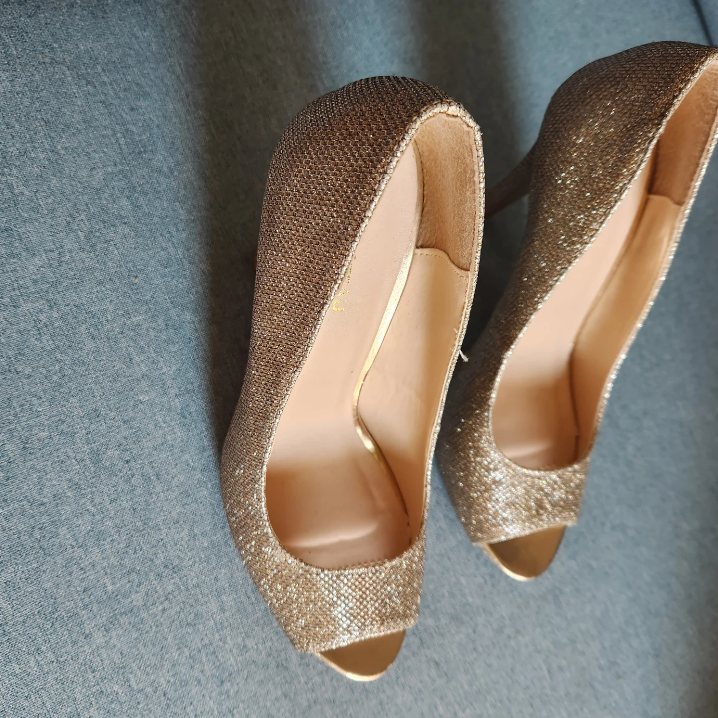 Le Chateau Gold Heels - Size 9 - photo 2