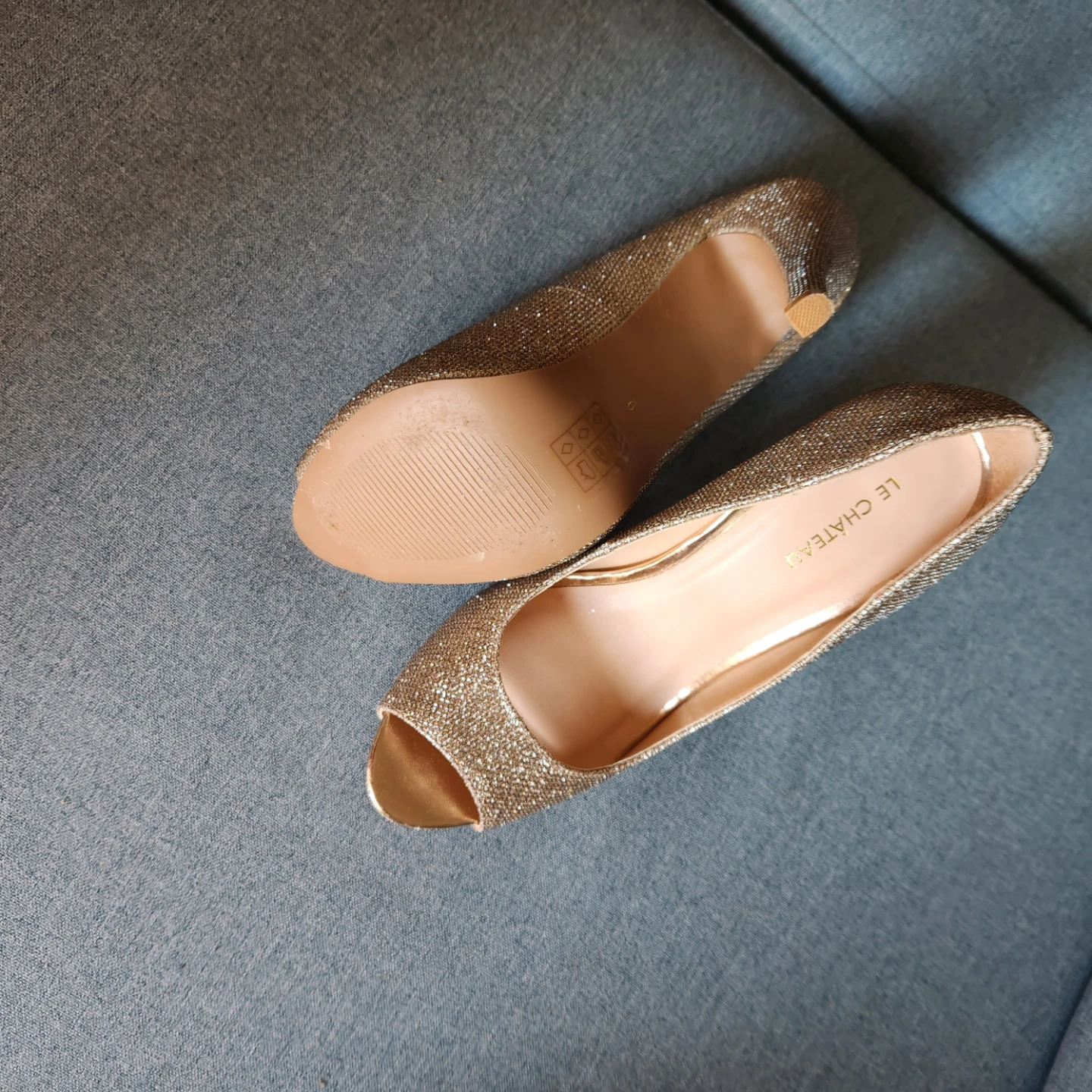 Le Chateau Gold Heels - Size 9 - photo 3