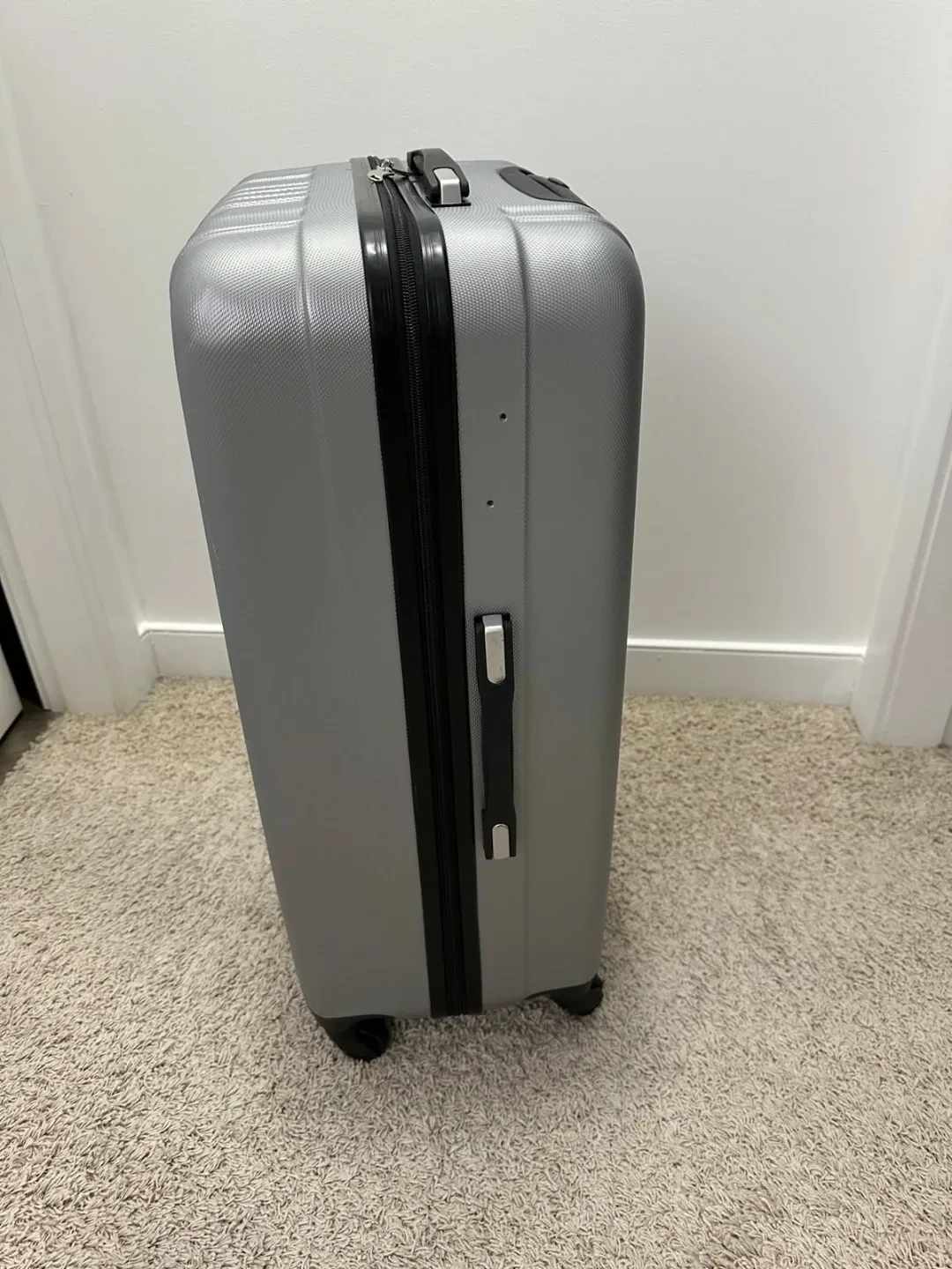 Silver Hard Shell Suitcase image indicator(8)