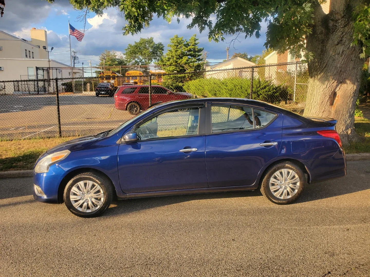 Blue Nissan Versa Sedan image indicator(2)
