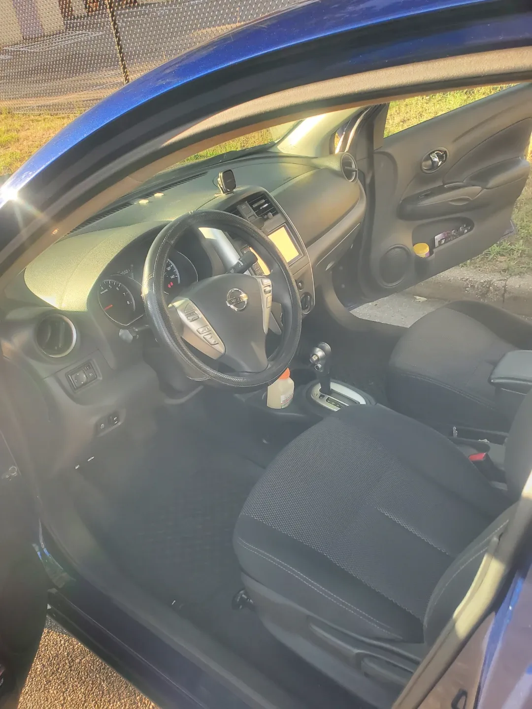 Blue Nissan Versa Sedan image indicator(5)