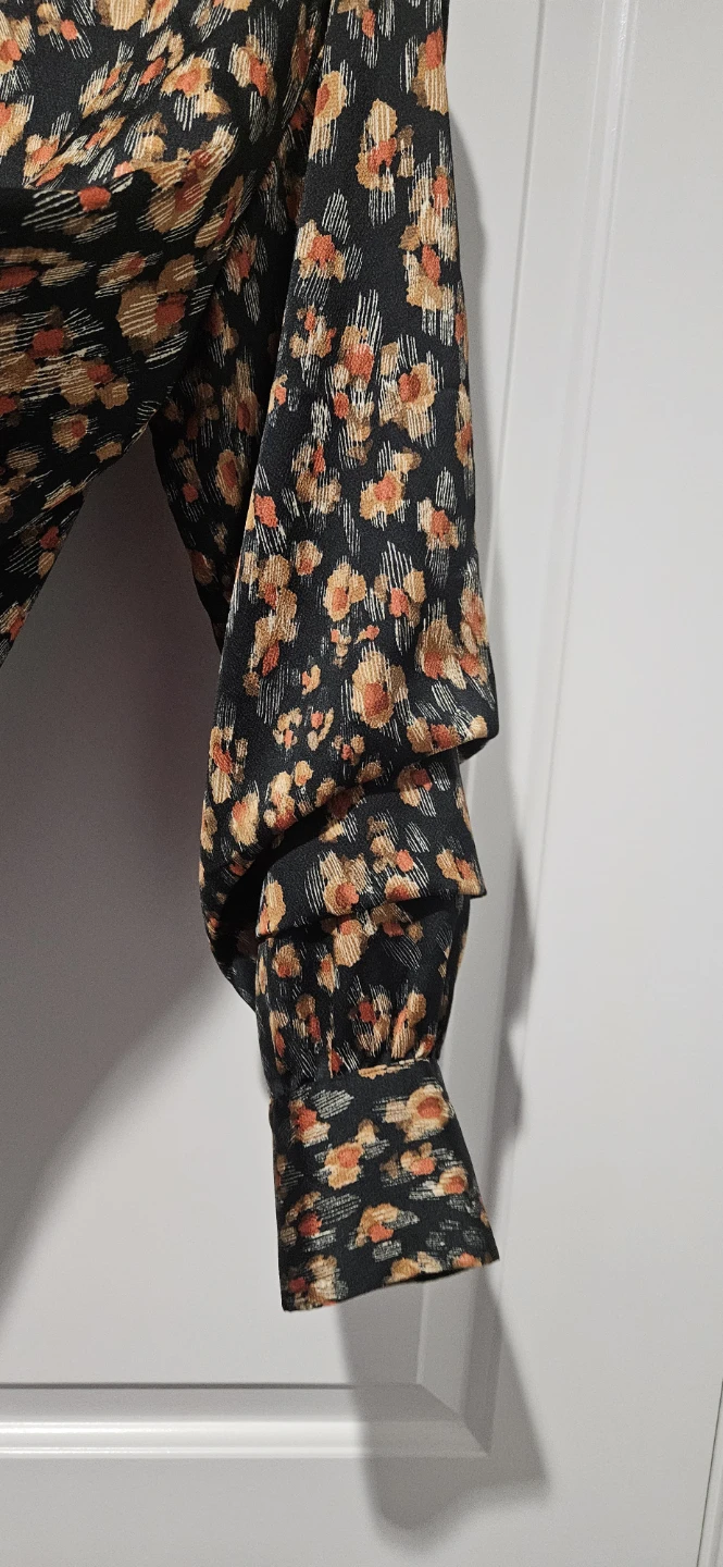 Zara Blouse, Size XS (but fits a Small to Medium as well) - photo 3