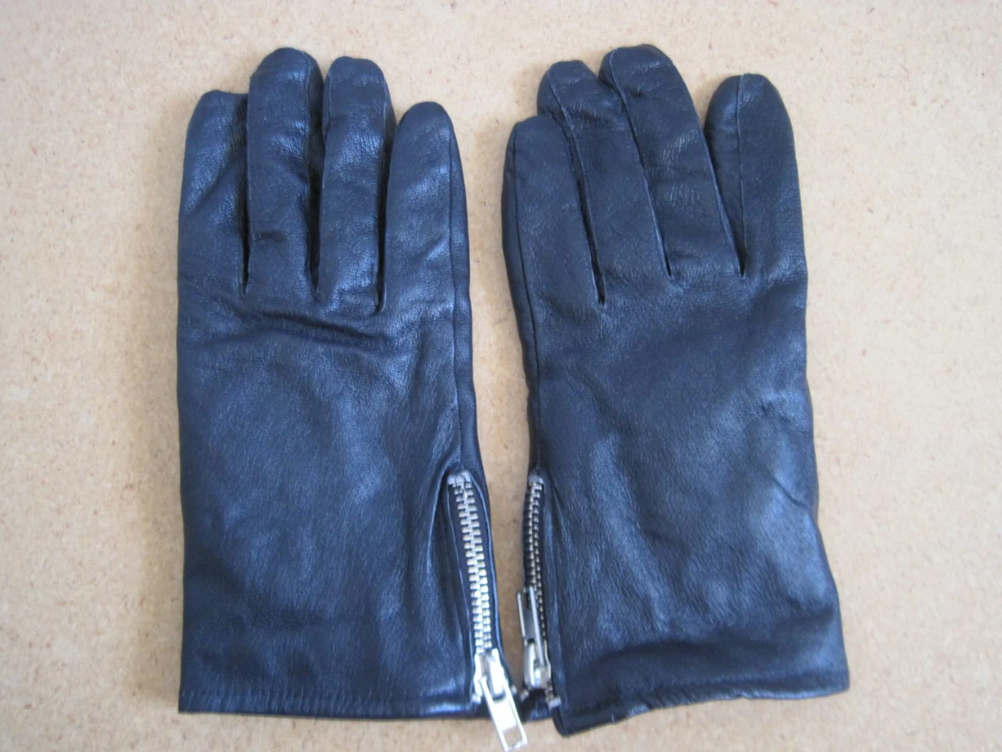 Smart Set Ladies Leather Gloves available. Size M/L. FIRM PRICE. - photo 2