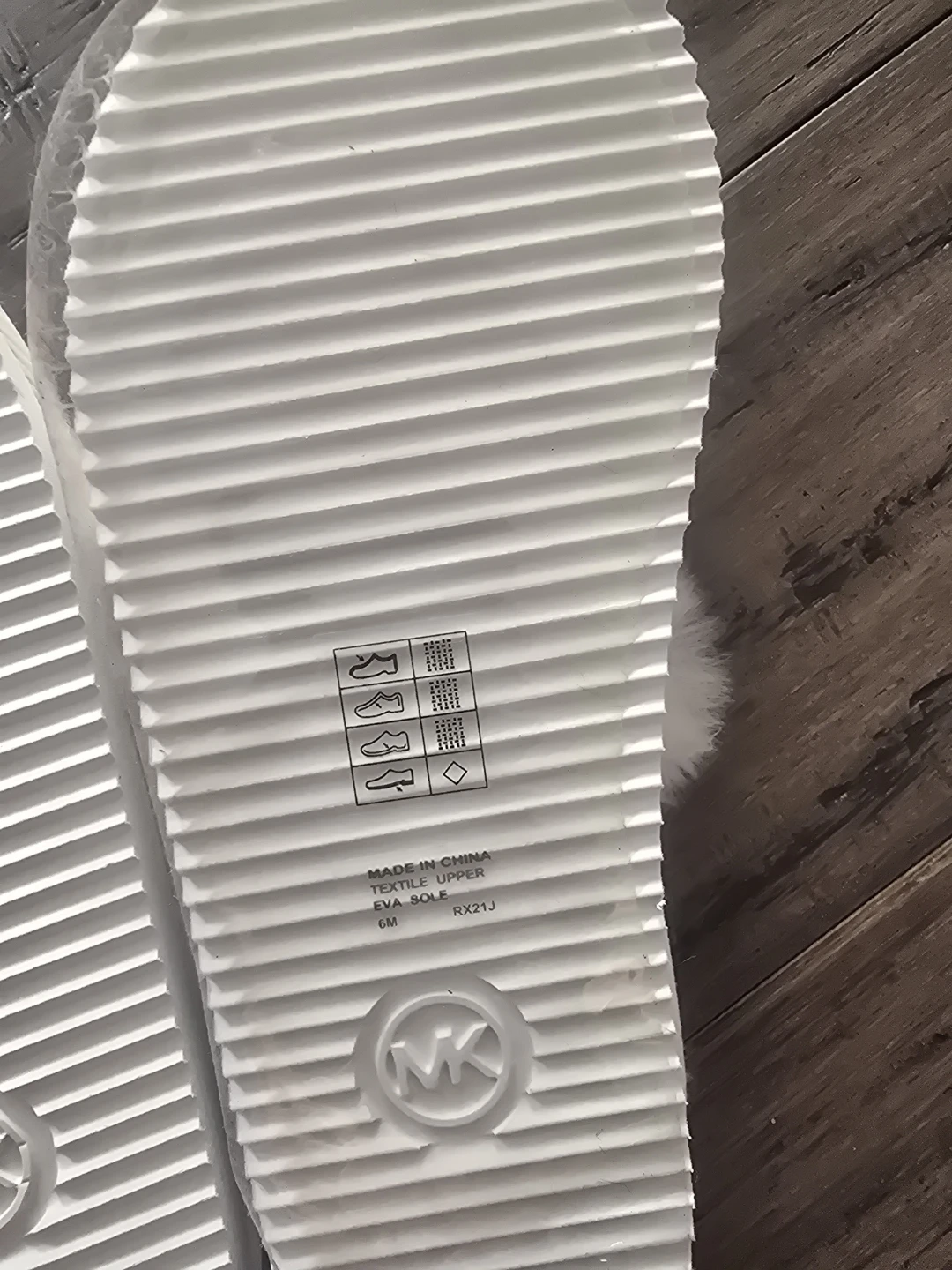 Michael Kors White Furry Slippers - Size 6M - photo 3