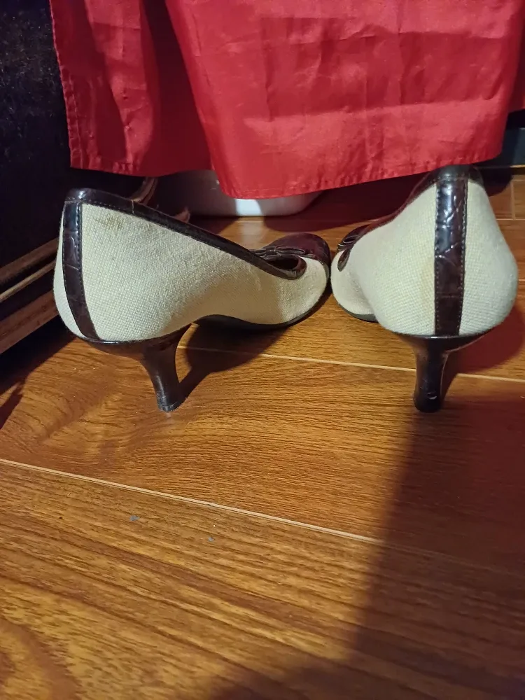 #Cleanout FREE Naturalizer Beige & Brown Heels - Size 9? image indicator(2)