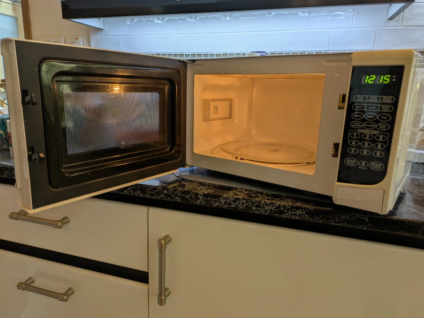 Danby 700w Microwave Oven (0.7 cu ft) - photo 2