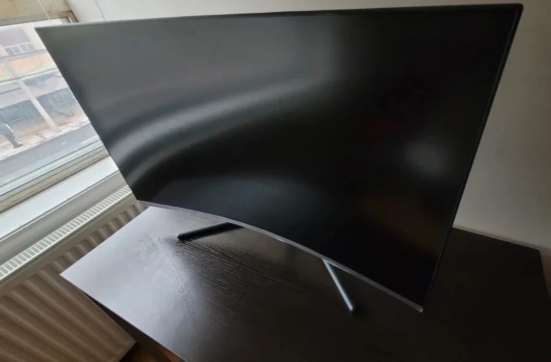 Samsung UR59C 32” CURVED Monitor – UHD 4K – Like New