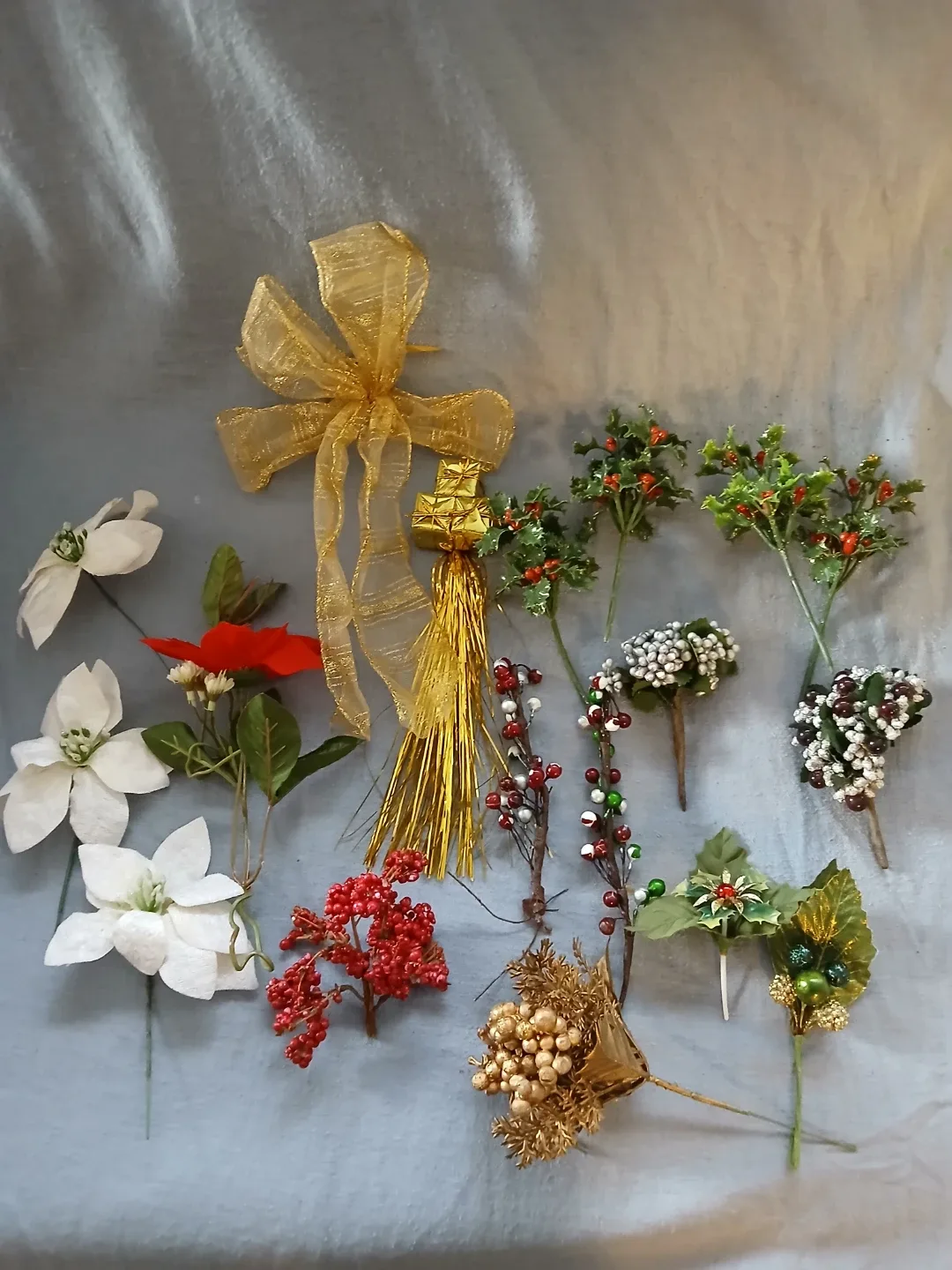 18pcs of Christmas Floral Stems & Decorations. Fixed price.