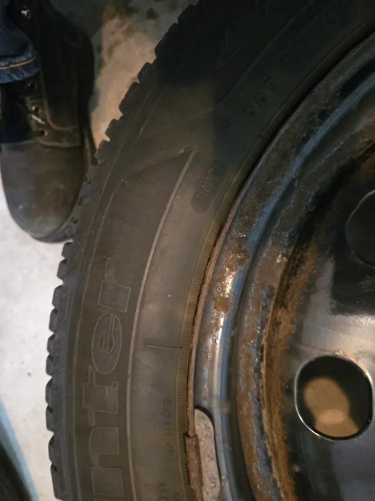 Set of 4 Winter Tires Goodyear 235/55R17 image indicator(2)