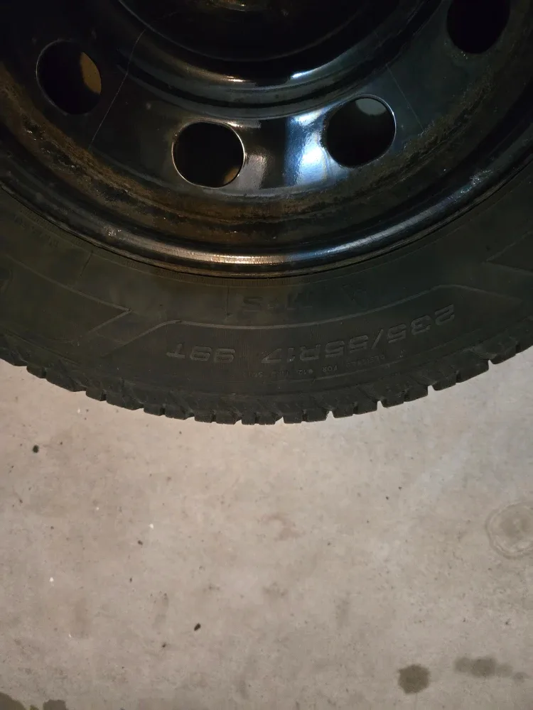 Set of 4 Winter Tires Goodyear 235/55R17 image indicator(3)