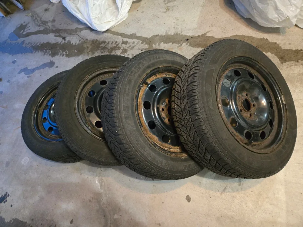 Set of 4 Winter Tires Goodyear 235/55R17 image indicator(5)