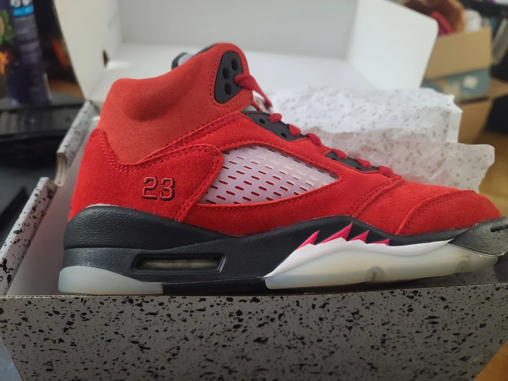 Air Jordan 5 Retro (GS) Varsity Red - Size 5Y and a size 4.5 - photo 5