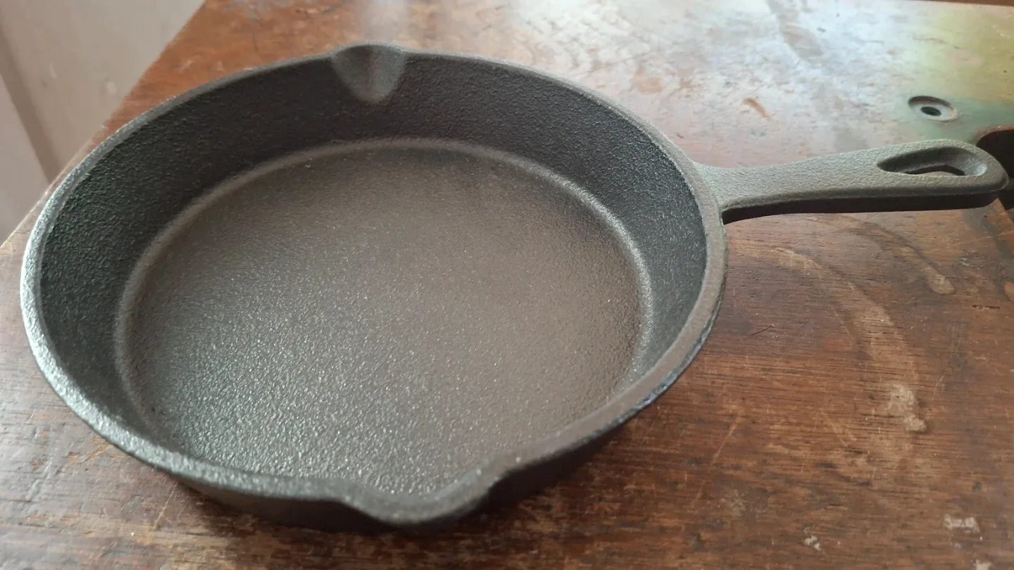 6" Cast Iron Skillet image indicator(3)