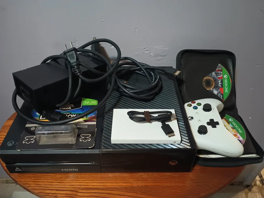 Xbox one Bundle 2 TB HDD + controller and extras