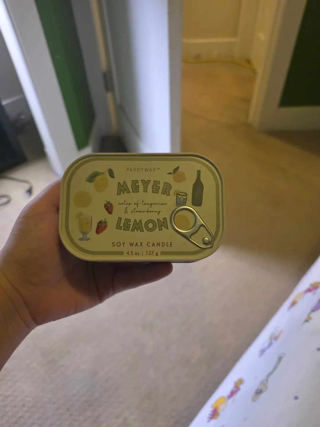 lemon candle (notes of tangerine & strawb)
