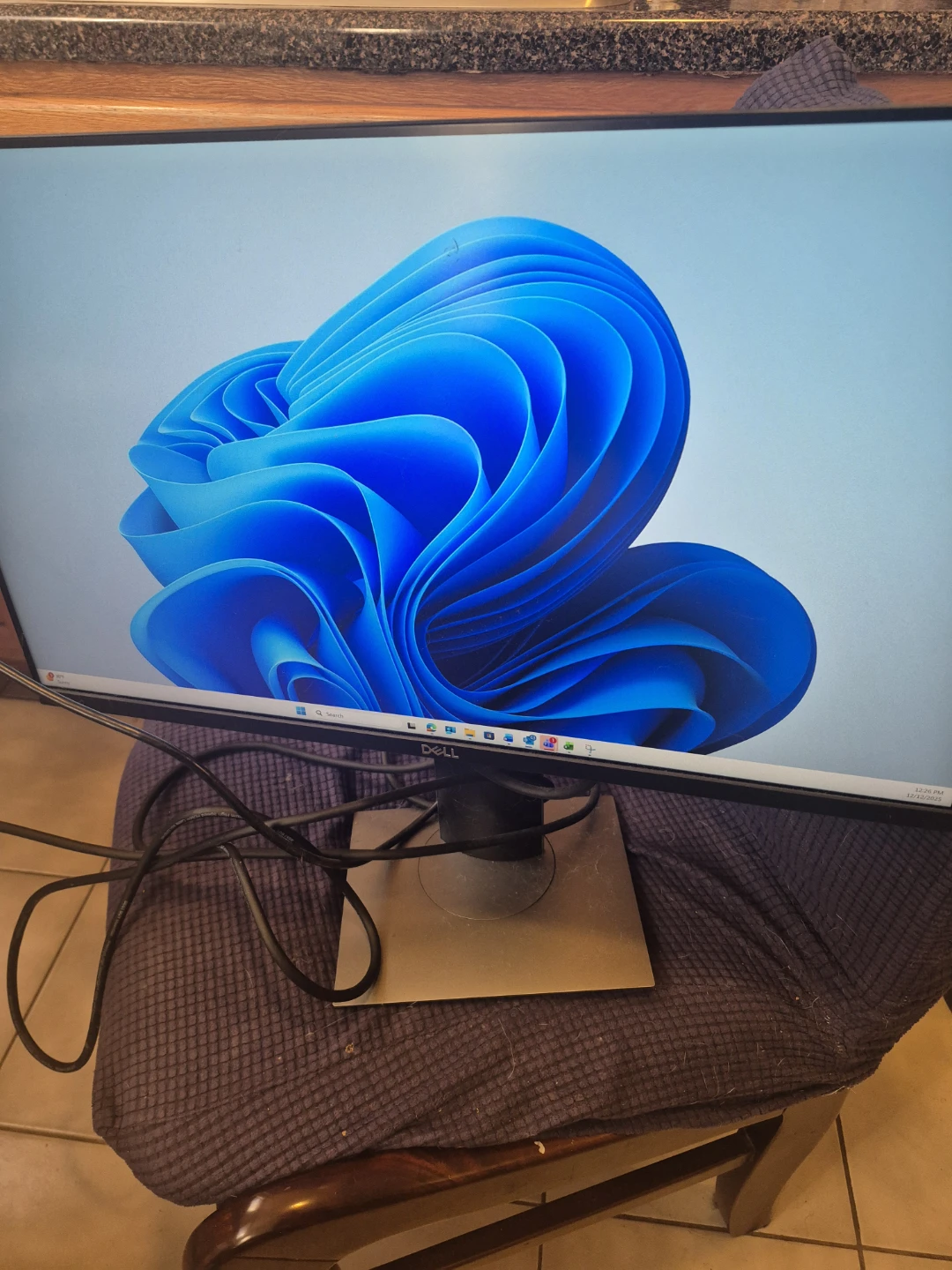 Dell Monitor- Like New ( adjustable screen) - photo 2