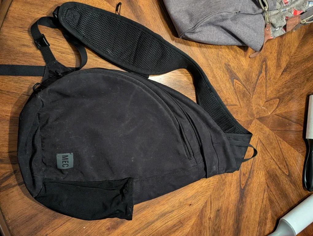 Unisex MEC sling bag (black)