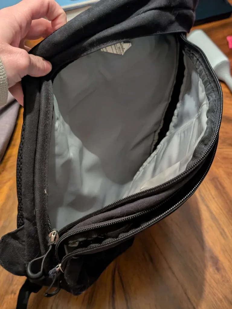 Unisex MEC sling bag (black) image indicator(2)