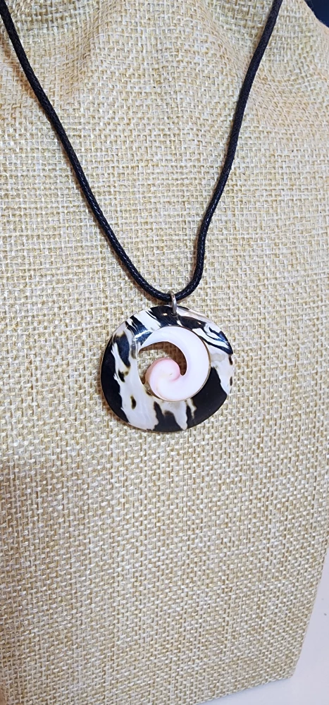 Black & White Spiral Shell Pendant Necklace - photo 3