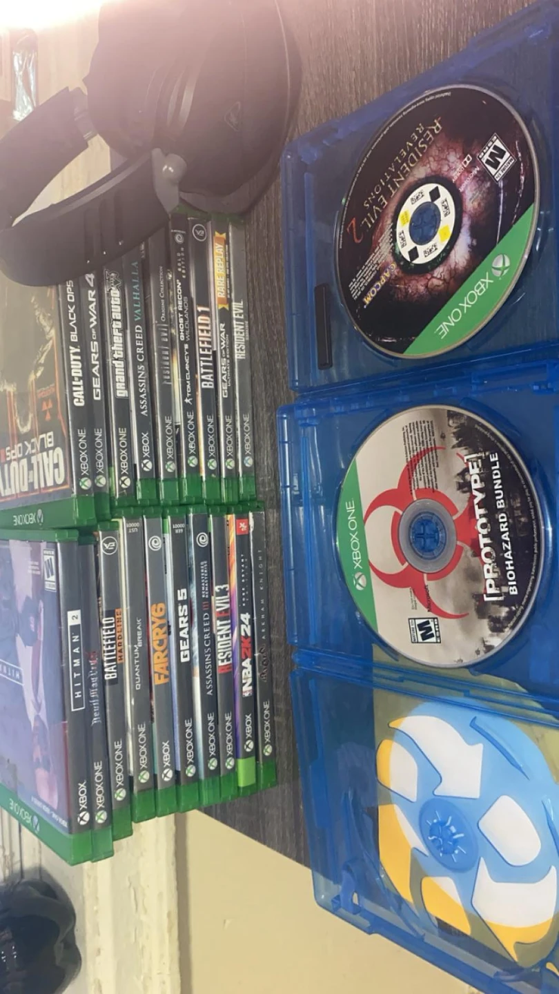 Xbox one x 1tb comes with 21 games and 2 controllers - photo 3