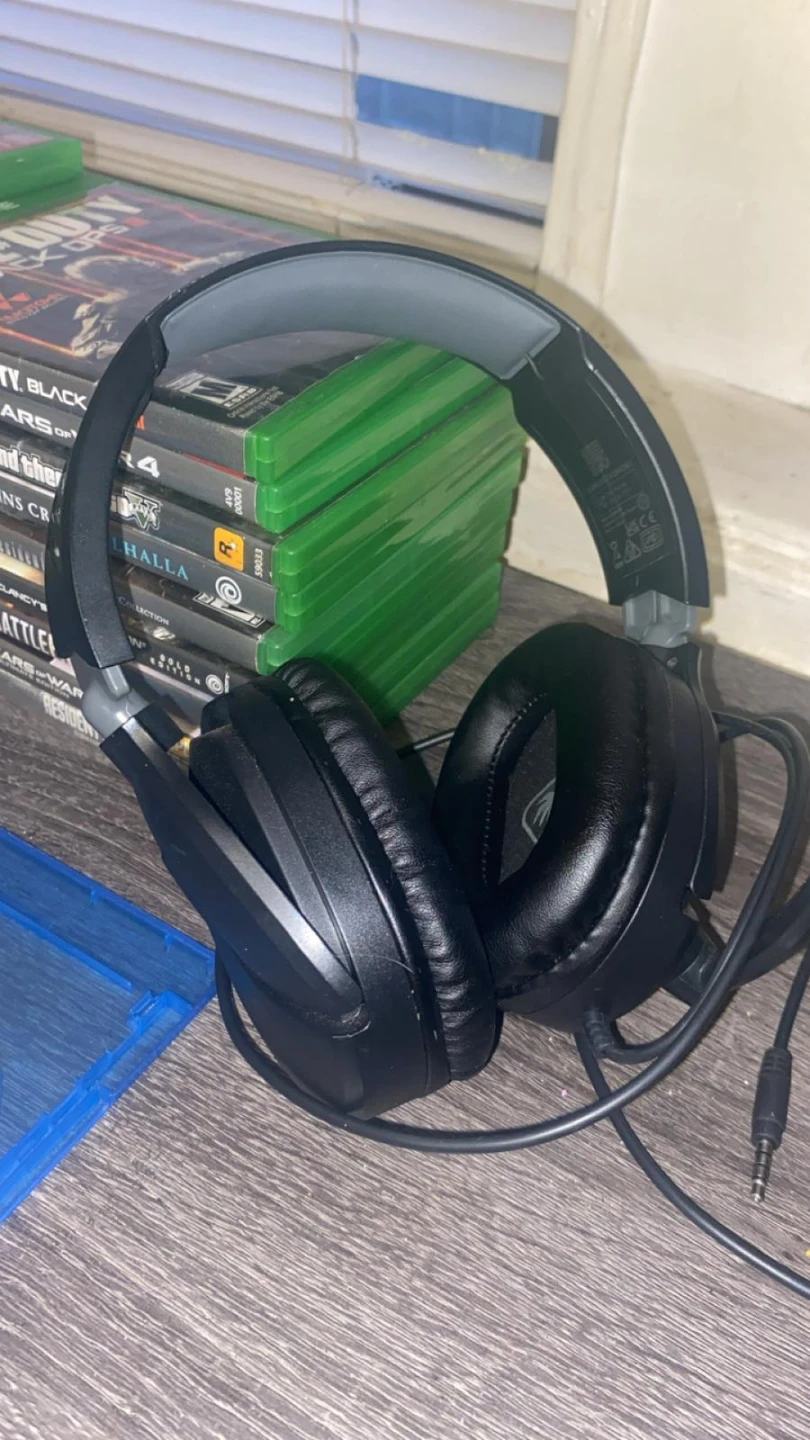 Xbox one x 1tb comes with 21 games and 2 controllers - photo 4