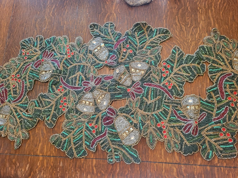 Beaded Christmas Table Runner - photo 2