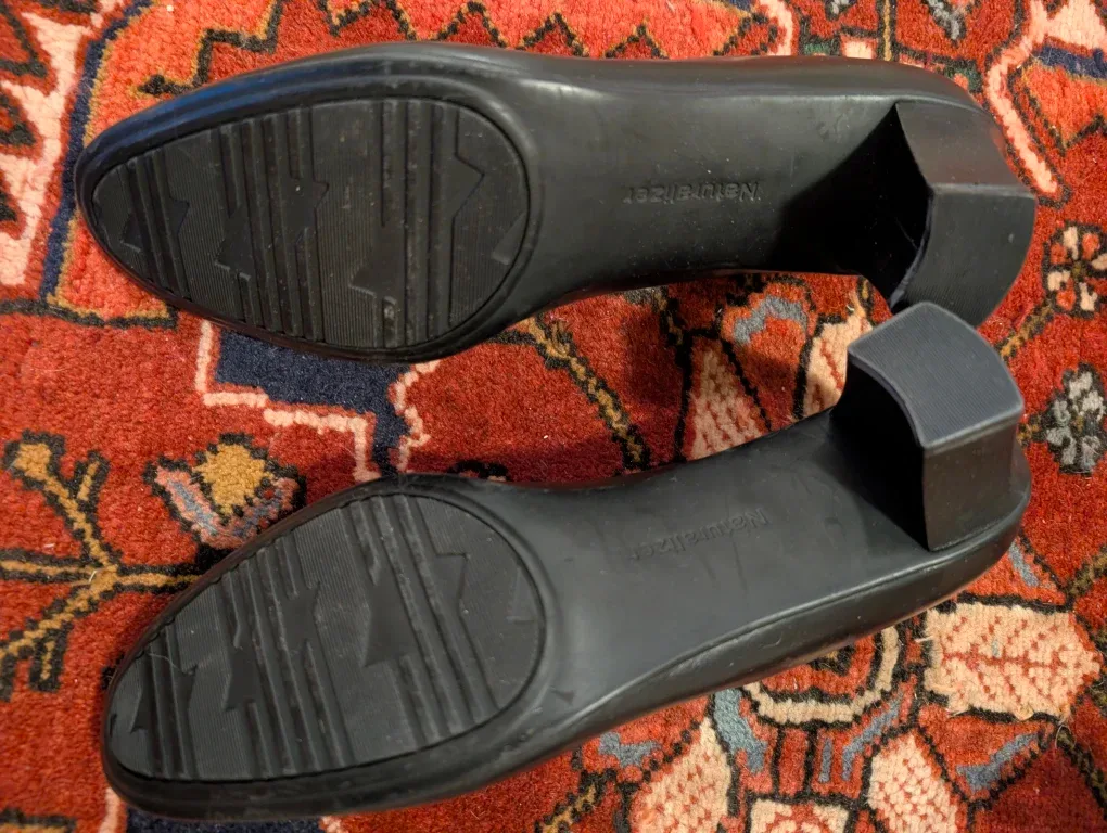 Naturalizer Black Leather Heels 11M image indicator(2)