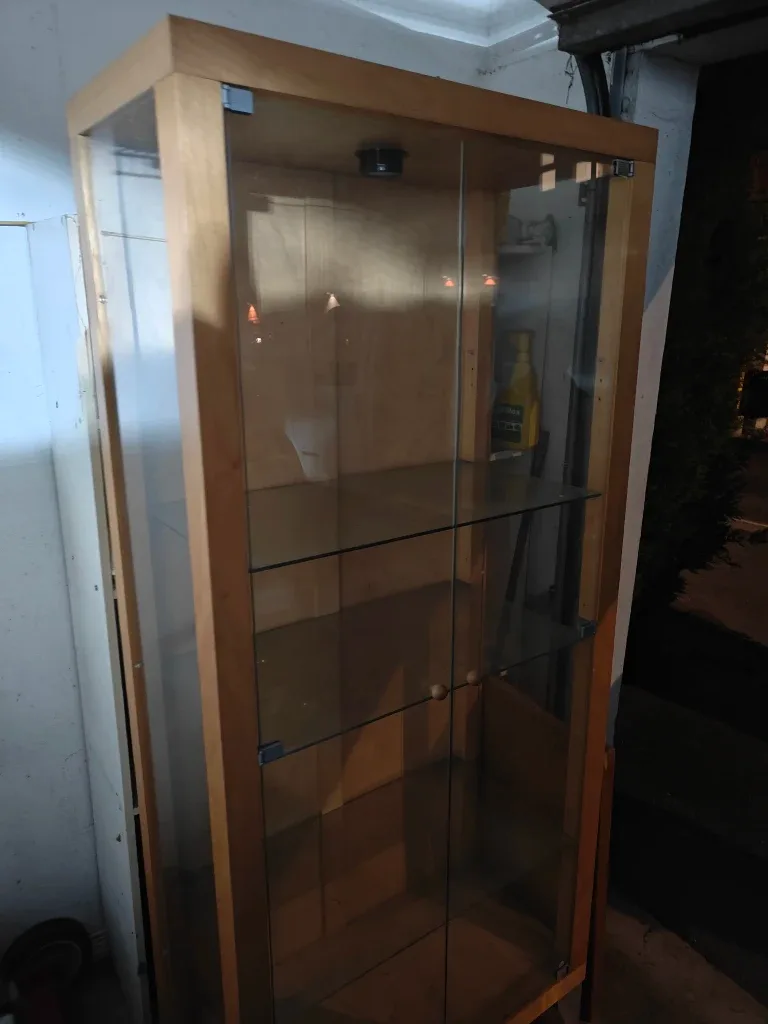 Display cabinet with glass doors