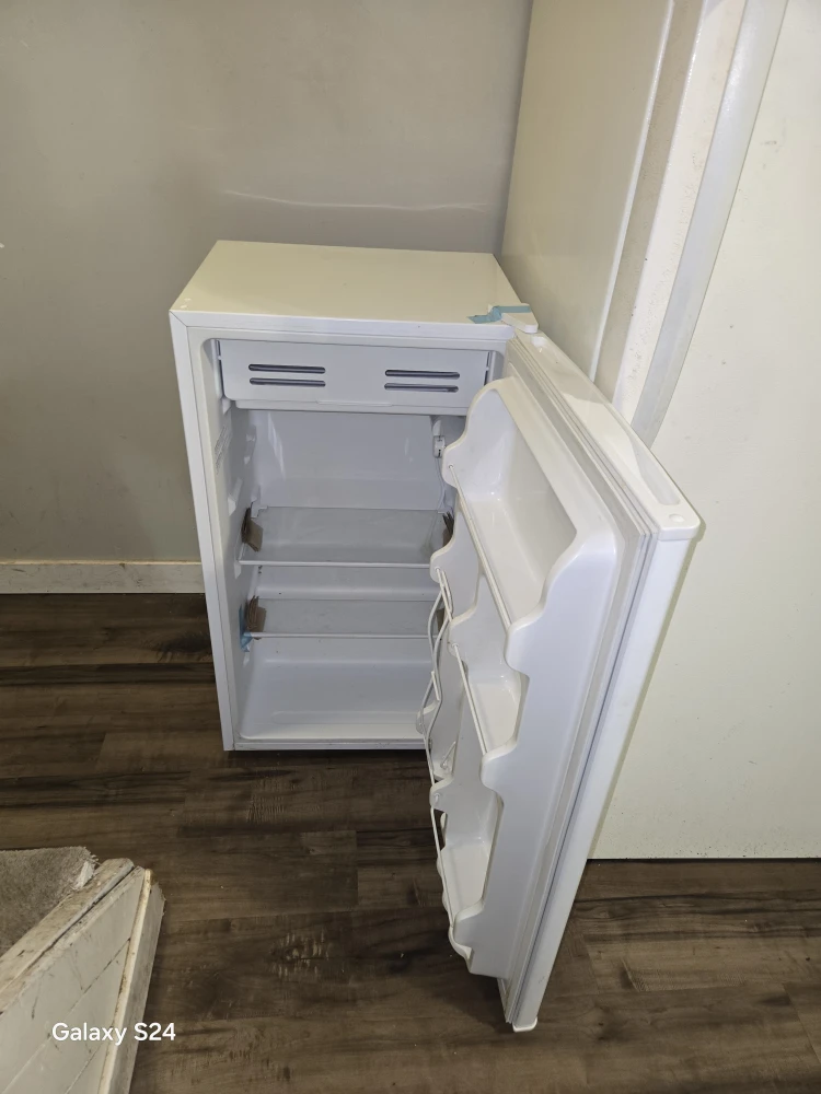 Master Chef Energy Star Compact Refrigerator with freezer - photo 3