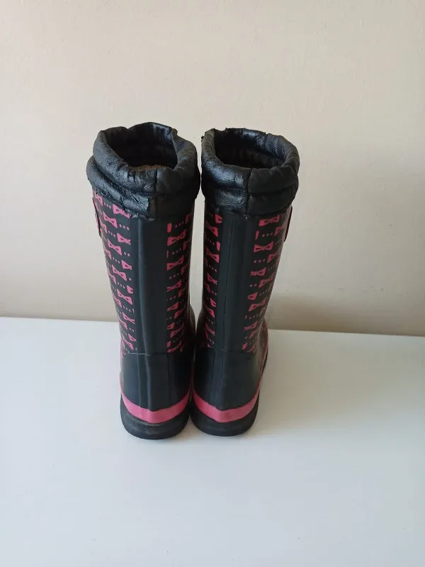 Winter Boots size 12-13 young kids #Cleanout image indicator(3)