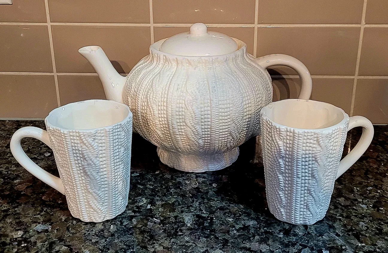 Lovely teapot and mugs  with a cable-knit sweater design