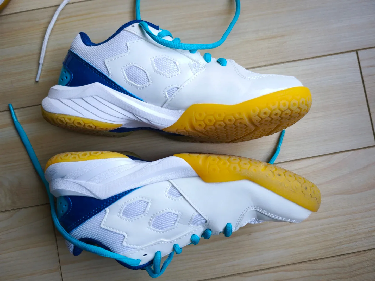 Yonex Badminton Shoes - US Size 6.5 image indicator(3)