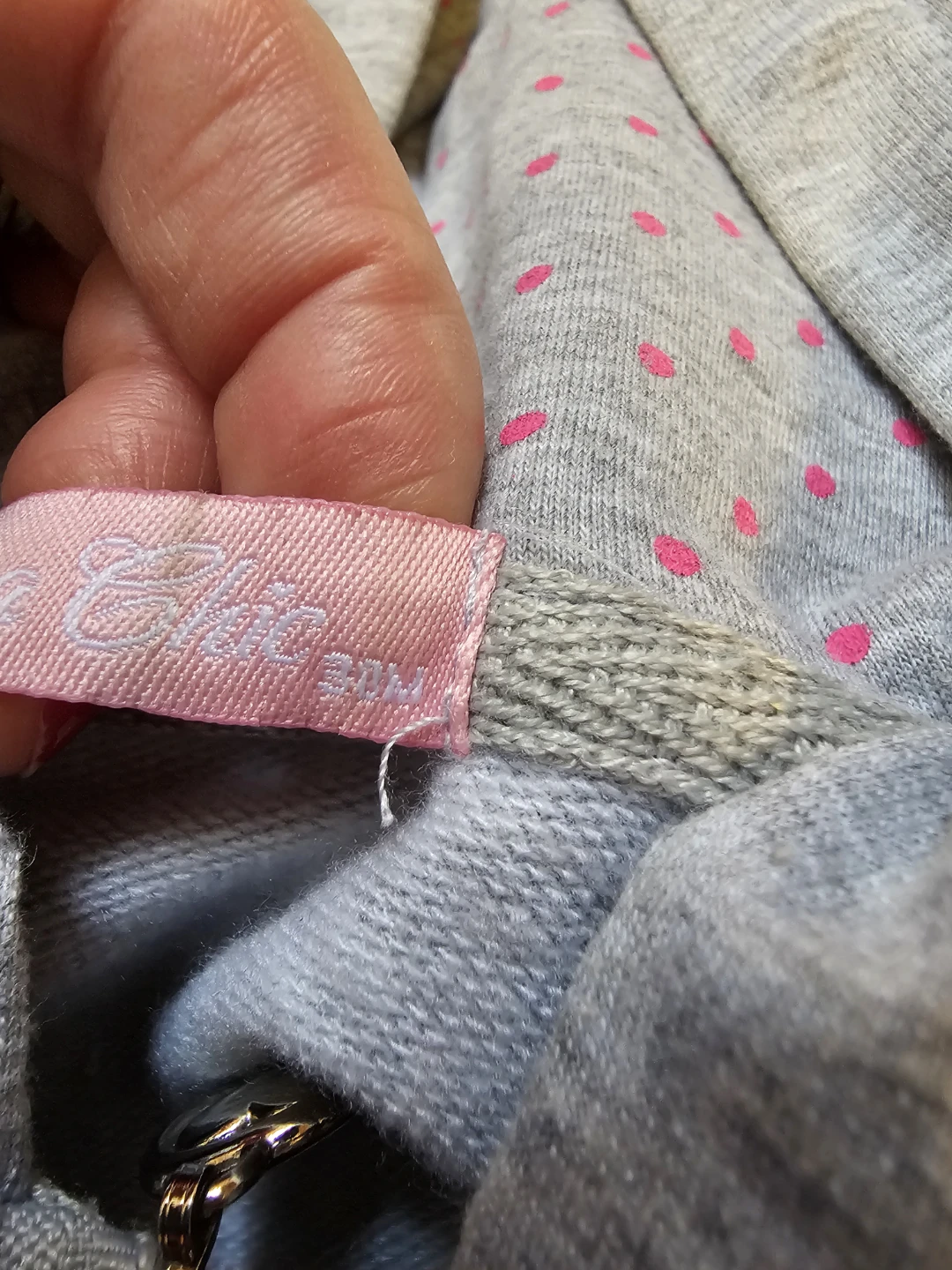 2-3 yr old hoodie sweater - photo 2