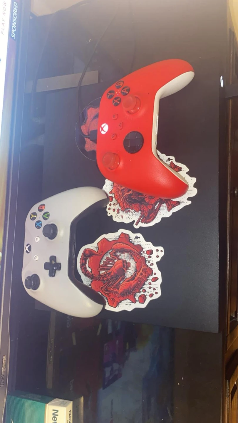 Xbox one x 1tb comes with 21 games and 2 controllers - photo 2